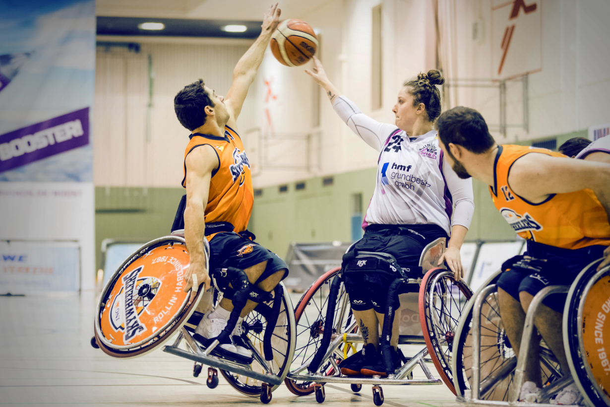 Szene aus einem Rollstuhlbasketballspiel