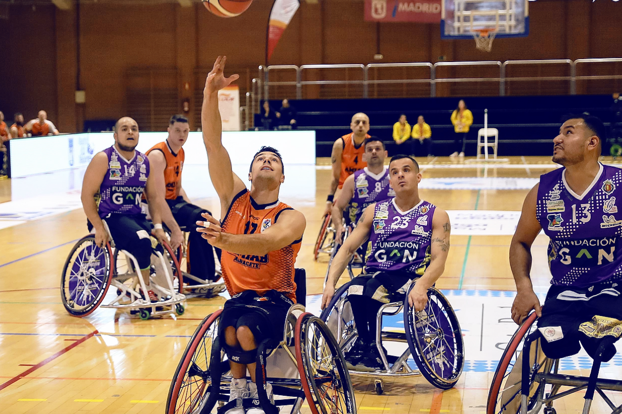 Szene aus einem Rollstuhlbasketballspiel