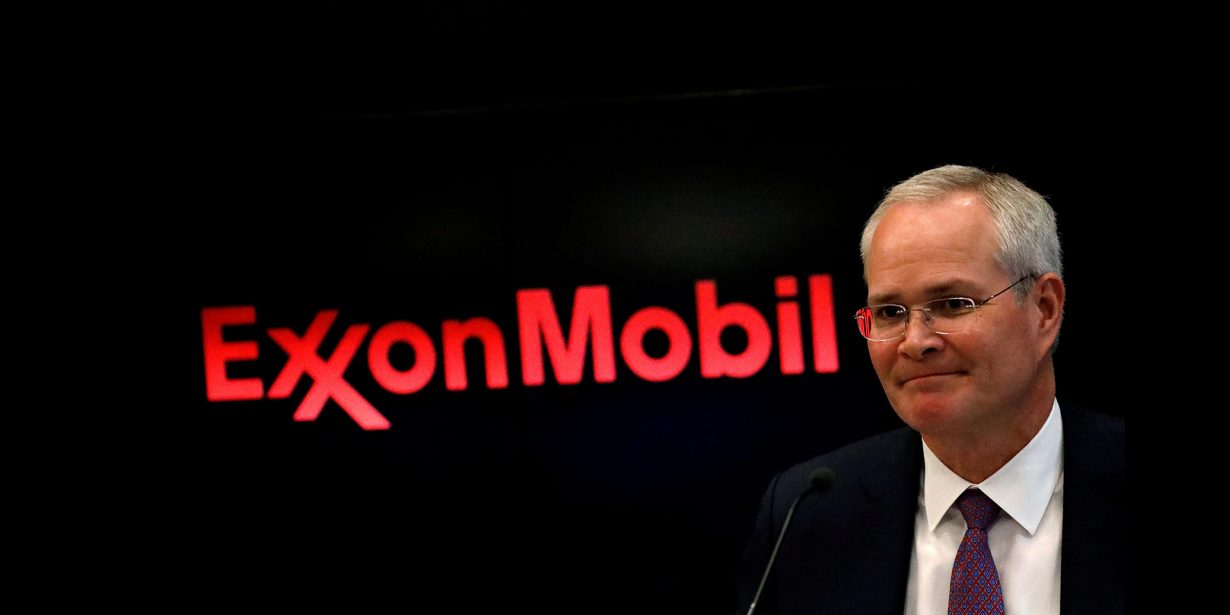 Exxon-CEO Darren Woods vor seinem Firmenlogo