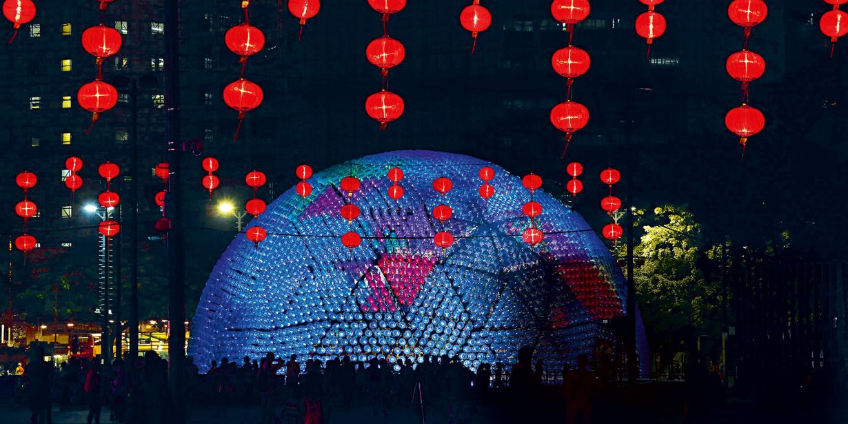 Rote leuchtende Luftballons in der Dunkelheit