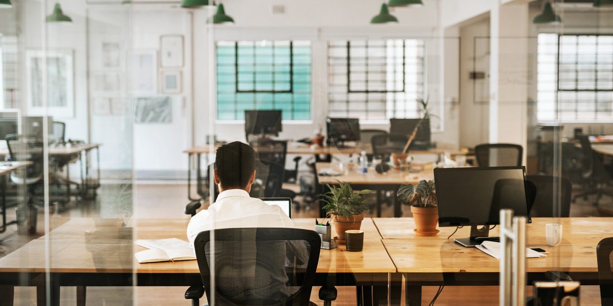 Ein fast leeres Büro